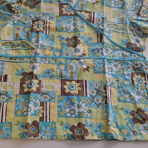 Scrub top sz large - Picture 2 of 4